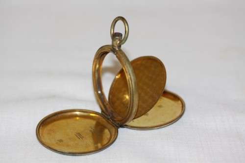 A beautiful collection of assorted vintage & antique mechanical pocket watches for spares/ repairs