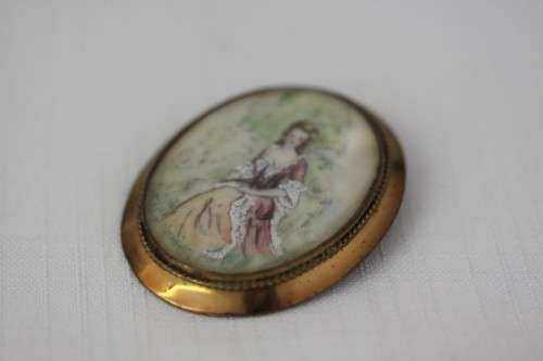 A gorgeous vintage mid-century "Thomas L. Mott" hand painted gold plated Art Deco ladies brooch