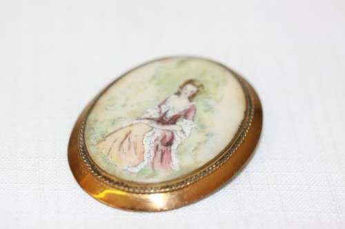 A gorgeous vintage mid-century "Thomas L. Mott" hand painted gold plated Art Deco ladies brooch
