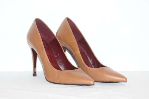 An awesome pair of Cognac brown "Zara" Basic collection stiletto heels in gorgeous condition