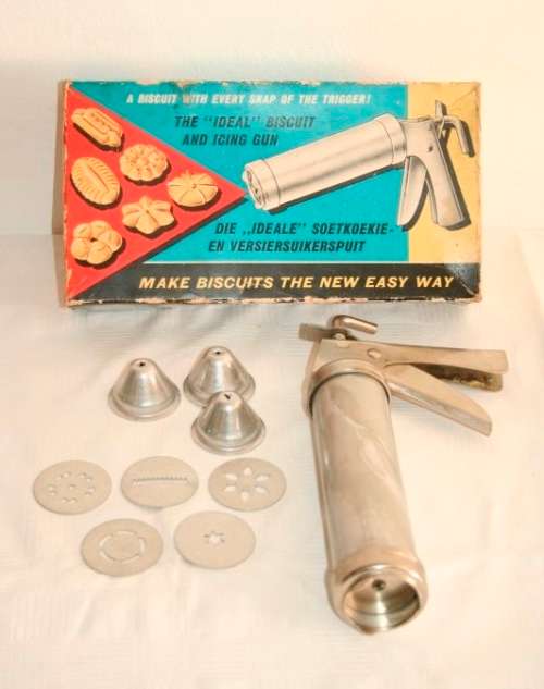 Vintage "Nu-world Industries" Aluminium cookie cutter & icing gun in its original box RS17Sale