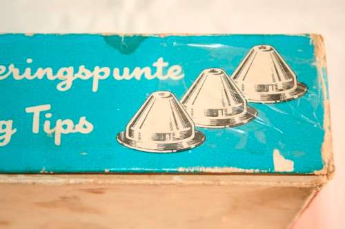 Vintage "Nu-world Industries" Aluminium cookie cutter & icing gun in its original box RS17Sale
