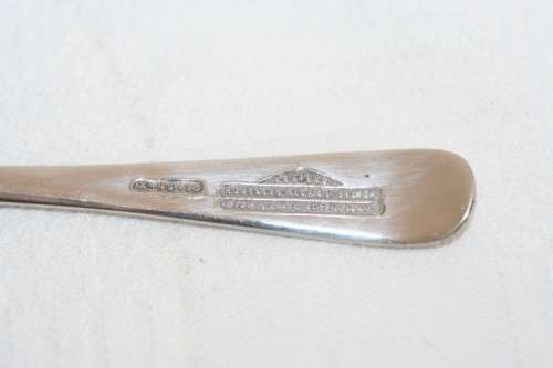 A beautiful vintage boxed silver plated 6-teaspoon set with a pair of sugar tongs in great condition
