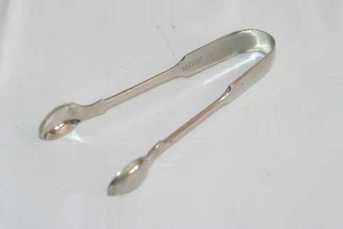 A beautiful vintage boxed silver plated 6-teaspoon set with a pair of sugar tongs in great condition