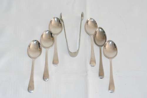 A beautiful vintage boxed silver plated 6-teaspoon set with a pair of sugar tongs in great condition