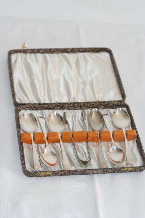 A beautiful vintage boxed silver plated 6-teaspoon set with a pair of sugar tongs in great condition