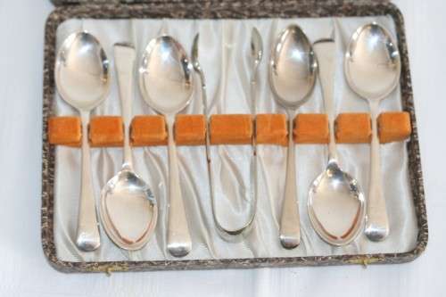 A beautiful vintage boxed silver plated 6-teaspoon set with a pair of sugar tongs in great condition