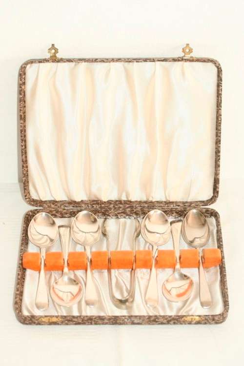 A beautiful vintage boxed silver plated 6-teaspoon set with a pair of sugar tongs in great condition