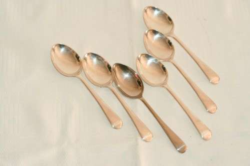 A beautiful vintage boxed silver plated 6-teaspoon set with a pair of sugar tongs in great condition