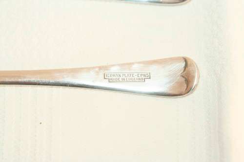 A beautiful vintage boxed silver plated 6-teaspoon set with a pair of sugar tongs in great condition