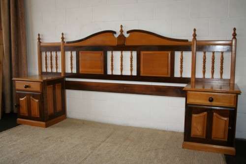 A beautiful yellow wood & imbuia pedestal headboard for a queen size bed in stunning condition