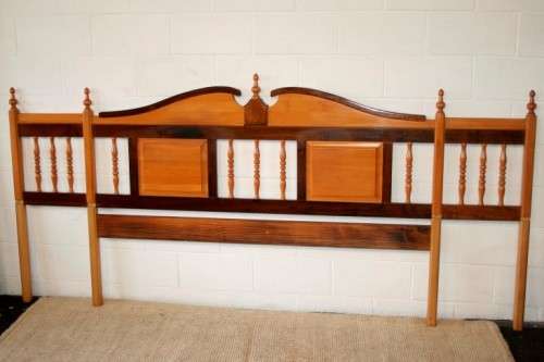 A beautiful yellow wood & imbuia pedestal headboard for a queen size bed in stunning condition