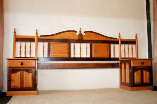 A beautiful yellow wood & imbuia pedestal headboard for a queen size bed in stunning condition