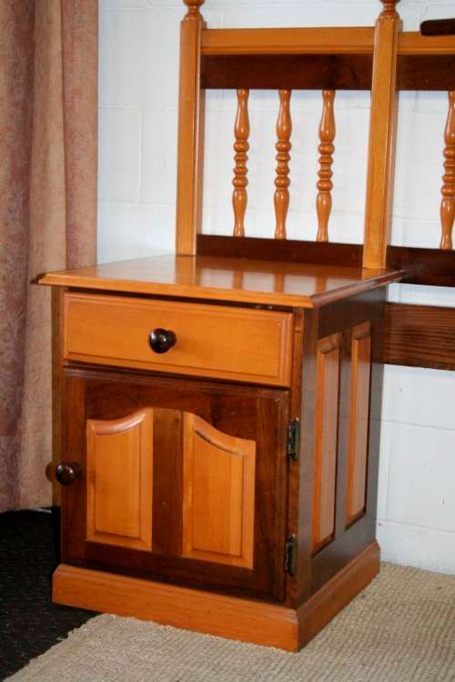 A beautiful yellow wood & imbuia pedestal headboard for a queen size bed in stunning condition