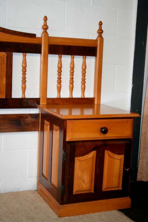 A beautiful yellow wood & imbuia pedestal headboard for a queen size bed in stunning condition