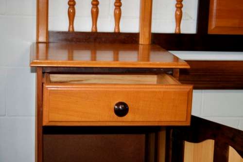 A beautiful yellow wood & imbuia pedestal headboard for a queen size bed in stunning condition