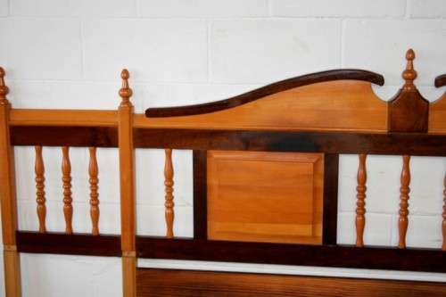 A beautiful yellow wood & imbuia pedestal headboard for a queen size bed in stunning condition