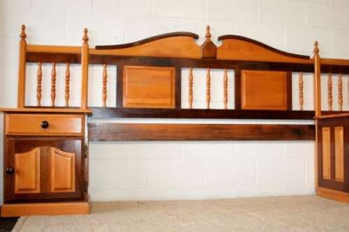 A beautiful yellow wood & imbuia pedestal headboard for a queen size bed in stunning condition