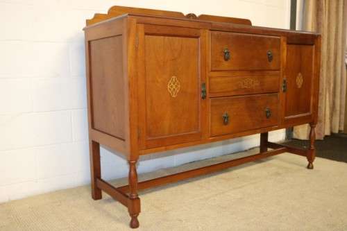 A stunning antique oak side server cabinet w/ loads of drawer and cupboard space in great condition