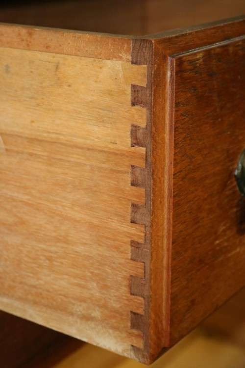 A stunning antique oak side server cabinet w/ loads of drawer and cupboard space in great condition