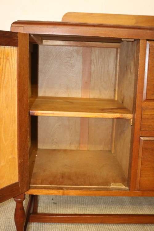 A stunning antique oak side server cabinet w/ loads of drawer and cupboard space in great condition