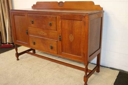 A stunning antique oak side server cabinet w/ loads of drawer and cupboard space in great condition