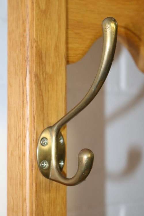 A stunning tall oak hall stand with a beveled mirror, storage box and 2 hooks in great condition.