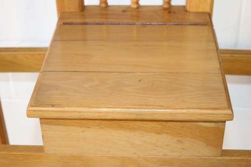 A stunning tall oak hall stand with a beveled mirror, storage box and 2 hooks in great condition.