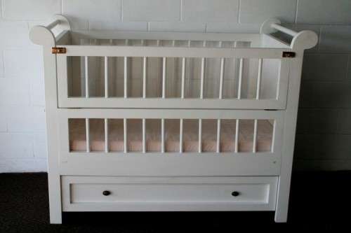Price reduced!!! White babies crib bed/ cot w/ brass safety latches, fold-down side & large draw!