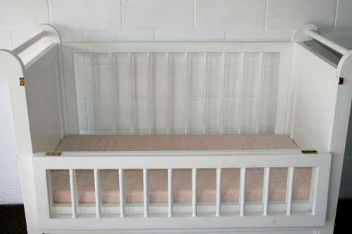 Price reduced!!! White babies crib bed/ cot w/ brass safety latches, fold-down side & large draw!