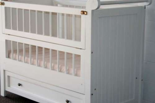 Price reduced!!! White babies crib bed/ cot w/ brass safety latches, fold-down side & large draw!