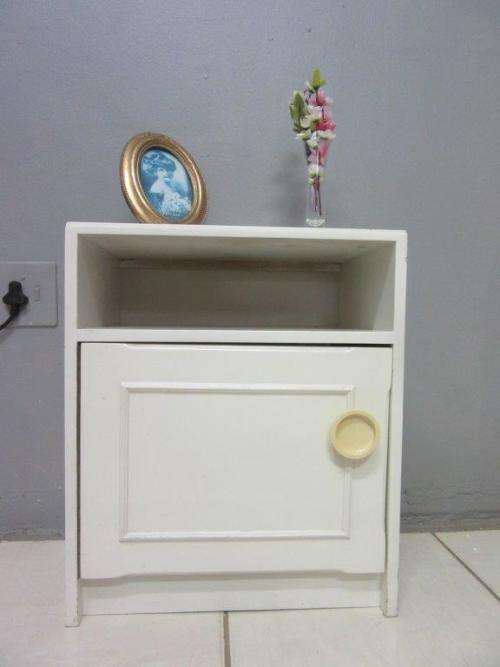Retro white single-door bedside pedestal in great condition - lovely in any bedroom!RS17Sale