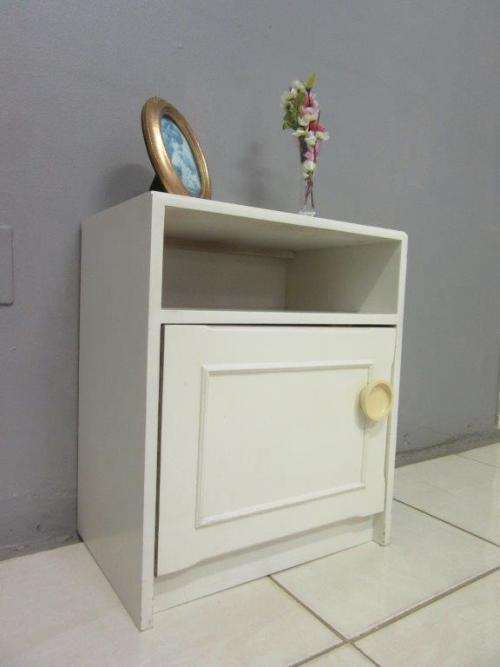 Retro white single-door bedside pedestal in great condition - lovely in any bedroom!RS17Sale