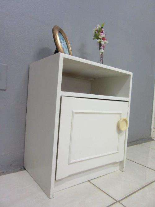 Retro white single-door bedside pedestal in great condition - lovely in any bedroom!RS17Sale