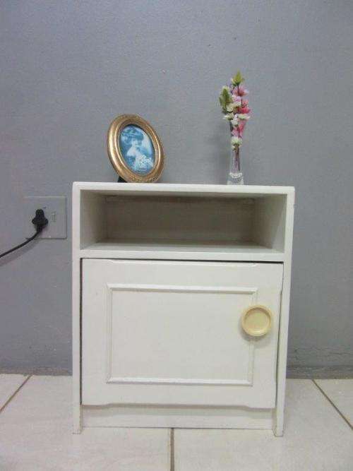 Retro white single-door bedside pedestal in great condition - lovely in any bedroom!RS17Sale