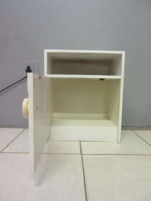 Retro white single-door bedside pedestal in great condition - lovely in any bedroom!RS17Sale