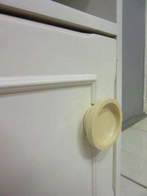 Retro white single-door bedside pedestal in great condition - lovely in any bedroom!RS17Sale