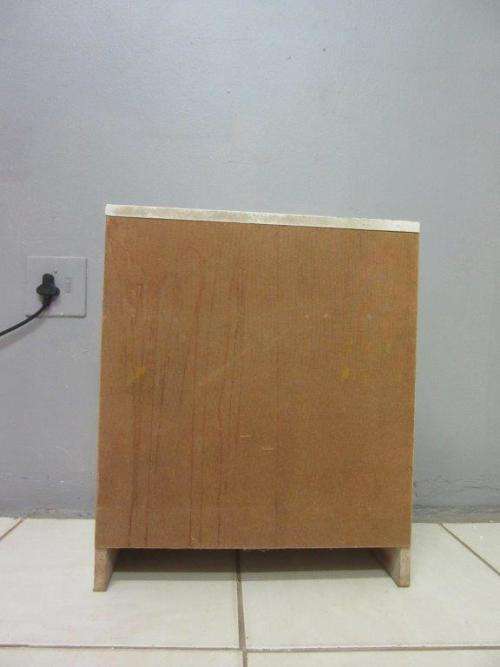 Retro white single-door bedside pedestal in great condition - lovely in any bedroom!RS17Sale