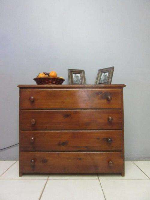 An lovely vintage 4-drawer chest of drawers with ample storage space - great for any bedroom.