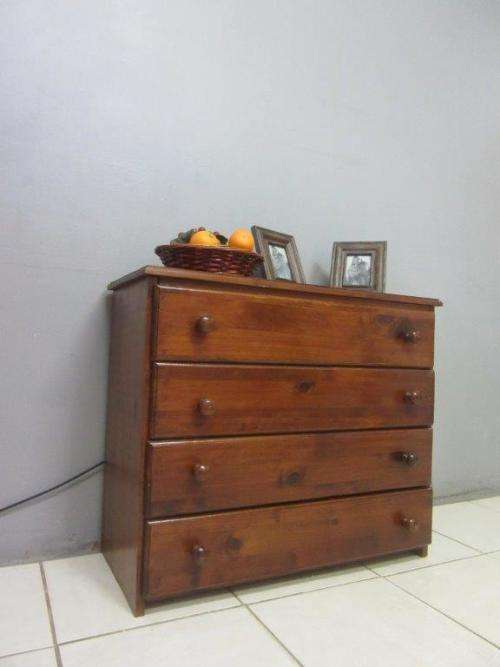 An lovely vintage 4-drawer chest of drawers with ample storage space - great for any bedroom.