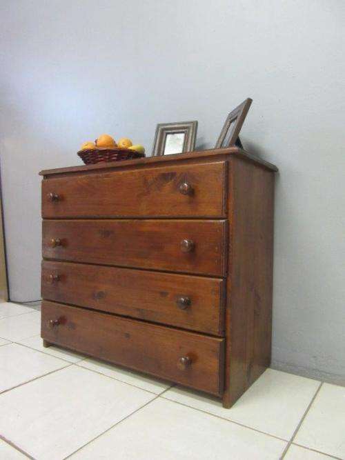 An lovely vintage 4-drawer chest of drawers with ample storage space - great for any bedroom.