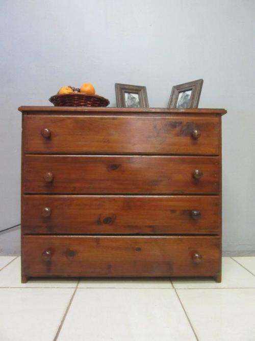 An lovely vintage 4-drawer chest of drawers with ample storage space - great for any bedroom.