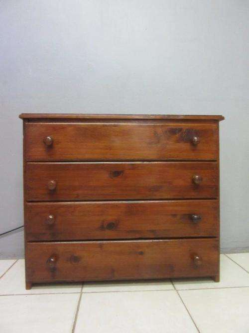 An lovely vintage 4-drawer chest of drawers with ample storage space - great for any bedroom.