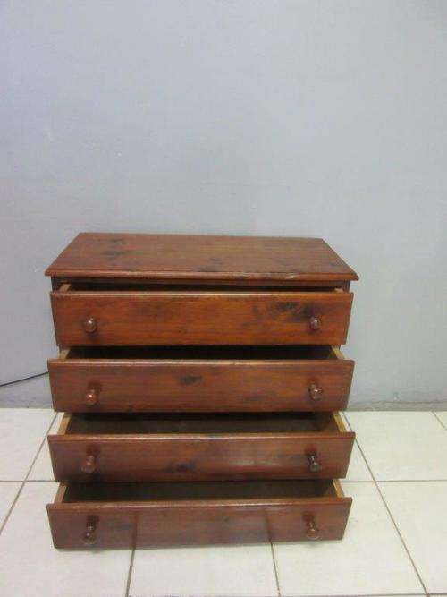 An lovely vintage 4-drawer chest of drawers with ample storage space - great for any bedroom.