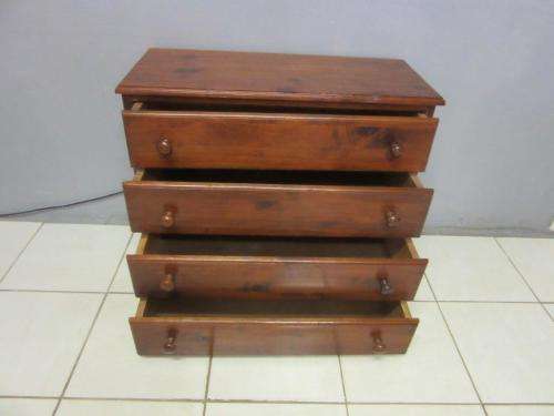 An lovely vintage 4-drawer chest of drawers with ample storage space - great for any bedroom.