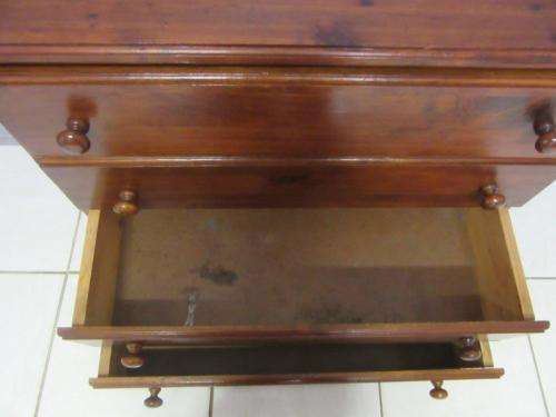 An lovely vintage 4-drawer chest of drawers with ample storage space - great for any bedroom.