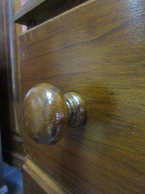 An lovely vintage 4-drawer chest of drawers with ample storage space - great for any bedroom.