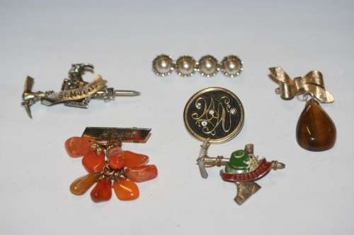 **RS17** A collection of 6x vintage ladies brooches including a rare "German - US Zone" brooch