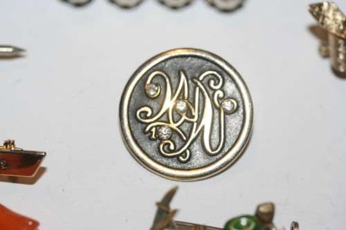 **RS17** A collection of 6x vintage ladies brooches including a rare "German - US Zone" brooch