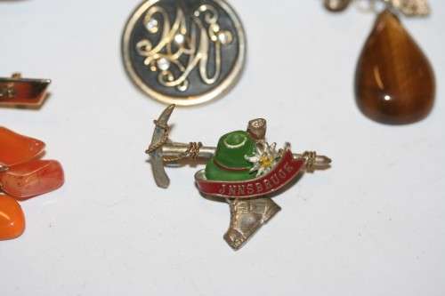 **RS17** A collection of 6x vintage ladies brooches including a rare "German - US Zone" brooch